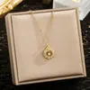 Collar de Acero de Titanio con Circonita Micro-incrustada en Oro Real Chapado en Cobre para Mujer, Versátil, Sensación de Alta Gama, Nicho Hueco Möbius, Cadena de Clavícula