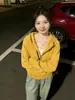 Jaqueta Moletom Amarelo Gengibre com Ombro Caído Feminino Top Cropped com Capuz Outono Inicial 2026 Novo Estilo Coreano Roupa de Outono