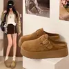 Las pantuflas Muller 2026 son cómodas y vienen con los nuevos zapatos de otoño para mujer, presentando un diseño de punta cerrada, estilo sin cordones, suela gruesa y base de plataforma retro.