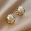 Versão coreana estilo TikTok de brincos de pérola populares para mulheres, luxo leve com sensação de alta qualidade, brincos versáteis de nicho, acessórios de orelha elegantes e modernos
