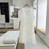 Vestido Branco Francês com Decote V, Bordado Ondulado, Sem Mangas 13008