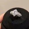 Anillo de circón morado claro súper brillante de temperamento de alta gama de lujo ligero, diseño de nicho de moda, anillo de dedo abierto ajustable para mujer