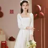 Certificado Registro Vestido Branco Pequeno Vestido de Noiva Vestido de Noite Pode Ser Usado em Ocasiões Comuns Elegante Acessível Luxo Nicho Vestido Branco com Gola Quadrada Outono