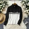 Suéter de punto otoño/invierno estilo europeo y americano con bordado de caballo pequeño, cuello alto retro, media cremallera y diseño de bloques de color, versátil para mujer