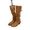 Entrega en stock de las nuevas botas largas para mujer de 2026, de 7 cm de altura, con correas cruzadas, tacones gruesos y botas de montar de tacón alto.