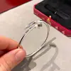 Versão Alta V Dourado CNC Novo Estilo Pulseira de Unha Elástica Feminina Ouro Rosa Incrustado com Diamantes Leve Luxo Pulseira Aberta no Pulso Atacado Versão Alta
