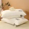 Núcleo de Travesseiro, um Par de Travesseiros para Uso Doméstico de Adulto, Proteção do Pescoço, Dormitório Estudantil para Uma Pessoa, Travesseiro de Alta Elasticidade, Venda Direta da Fábrica e Atacado