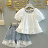 Conjunto de Verão Estilo Francês para Meninas 2026 Nova Camisa de Boneca Manga Curta Shorts Jeans Versátil Conjunto de Duas Peças