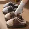 Chinelos internos femininos quentinhos, antiderrapantes e com sola grossa, novo estilo 2026, de pelúcia e macios, perfeitos para outono e inverno, também disponíveis para homens