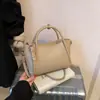Bolso Cubo de Mano Simple y Versátil para Mujer, Nuevo Modelo Estilo Coreano para el Trabajo y los Viajes, Bolso de Hombro, Moda Invierno 2025 con un Toque de Lujo
