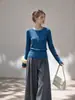 Blusa de tricô azul versátil estilo francês com gola Henley de manga longa para mulheres, moderna e retrô, com corte justo, perfeita como peça de base para o início do outono.