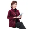Jaqueta Elegante Nova de Inverno 2025 Forrada com Fleece para Mães, Casaco de Algodão Tamanho Grande para Mulheres, Roupa de Algodão Espessa e Quente para Mulheres de Meia-Idade e Idosas
