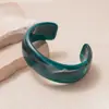 Pulseira Aberta de Resina Ondulada Irregular Verde Transfronteiriça Europeia e Americana, Pulseira de Luxo Leve de Alta Qualidade, Acessório de Mão Simples e Elegante