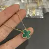 Collar de Joyería de Trébol de Cuatro Hojas de Ágata Roja Versión de Alta Gama V-Gold Chapado en Oro de 18K Cadena Exquisita para Clavícula para Mujeres, Estilo de Nicho de Lujo Ligero