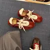 Sola Macia Aumento de Altura Cadarço Retro Estampa de Leopardo Sapatos de Treino Alemães Feminino 2026 Outono Novo Versátil Antiderrapante Casual Sapatos Forrest Gump