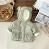 Nova linha de agasalhos de inverno 2026 para bebês meninos e meninas, apresentando um design fofo e estiloso com forro de fleece adicional e uma jaqueta de algodão com capuz