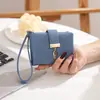 2026 Cartera Nuevo Estilo Estilo Coreano Piel Sintética Cartera Corta Color Sólido Hebilla Plegable Cremallera Bolso de Mano para Estudiantes Damas Cartera