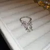 Anel Aberto Redondo de Zircônia Banhado a Ouro Real 14K Anel Versátil de Dedo Indicador Estilo Retro Luxo Leve Toque de Nicho High-End Joia para Mão