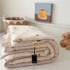 Manta de algodón tejida con patrón de nubes de grado A para otoño e invierno, adecuada para camas individuales o dobles, lavable a máquina, suave y cómoda para dormir, engrosada para abrigar, e ideal para primavera, otoño e invierno