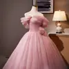 Vestido rosa abullonado tipo hada, nueva colección verano 2026, vestido de noche dulce y adorable de un solo hombro, directo del fabricante
