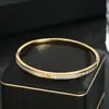 Pulsera de Mano Personalizada de Zirconia Micro-Pavé con Electrochapado de Oro Real para Mujer, Pulsera de Uñas de Mariposa con Letra H de Alta Gama, Pulsera de Lujo Accesible