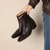 Alternativa asequible a los productos de marca: 26 pares de botines estilo vintage, cortos, de punta cuadrada, con tacón grueso, cierre trasero y acabado lavado y desgastado, hechos de piel de flor y forrados de felpa
