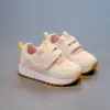 Sapatos de Caminhada de Desenho Animado para Bebê 2025 Outono Novo Estilo Moda Infantil Tênis de Velcro Antiderrapantes Resistentes ao Desgaste Sapatos Casuais