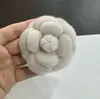 Explosiones 6.8cm de alto gama alta popular pequeña fragancia flor gruesa Nibu forma súper flor camelia joyería corsage con broche