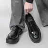Sapatos de couro preto brilhante estilo slip-on para primavera transfronteiriços, com sola grossa, sapatos formais de negócios casuais da moda, mocassins de tamanho grande para homens