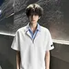 Camisa Polo Blanca de Manga Corta para Hombre Falsa de Dos Piezas con Cuello de Verano y Diseño de Camiseta Empalmada para un Look Juvenil