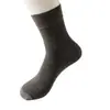 Novas meias masculinas color block para primavera/verão, finas e respiráveis, versáteis para uso casual e de negócios, apresentando um design de malha de dupla camada e um ajuste solto