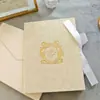 Invitación de boda de terciopelo blanco roto con insignia de estampado dorado, invitación de rosa en relieve, tarjeta de respuesta QR, invitación de boda