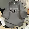 Camiseta de manga corta con estampado de dibujos animados de verano para hombre, marca nueva y moderna, corte holgado, adecuada para adolescentes y estudiantes, top de camiseta de media manga moderno