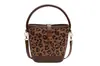 2024 nueva bolsa con estampado de leopardo bolso pequeño de mano bolsa de cubo diagonal otoño e invierno bolsa con cierre para uso diario en la ciudad venta al por mayor