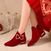 Sapatos de casamento de inverno com saltos grossos, botas curtas para mulheres, novo modelo 2025, sapatos de noiva para vestido Xiuhe, botas de salto alto vermelhas, botas de casamento com forro de pelúcia