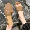 Sandalias planas cuadradas de estilo coreano para uso exterior, nuevo modelo de verano 2026, casual y cómodas de una tira, estilo dopamina popular para combinar con faldas