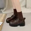Sapatos femininos de couro com cadarço, efeito emagrecedor, saltos grossos, sapatos de sola única 2026, estilo britânico, versátil, estilo preppy, sola grossa, novo design, que aumenta a altura