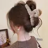 Novo prendedor de cabelo de garra grande de pelúcia 2026, prendedor de cabelo marrom de alta qualidade para mulheres, acessório de cabelo tipo pinça de tubarão para a parte de trás da cabeça, estilo retrô outono e inverno