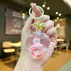 Llavero Colgante de Dibujos Animados de Conejo Transparente Creativo Adorno de Acrílico con Arena Líquida de Manzana y Fresa Decoración Colgante Venta al por Mayor