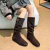 Moda Tendência Outono 2026 Novo Estilo Coreano Moda Retrô Botas de Cano Alto Estilo Cavaleiro com Bico Quadrado e Design Plissado