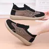 Zapatos de malla transpirables de verano, zapatos ligeros y cómodos para madres, zapatos de tela del viejo Pekín para mujeres de mediana edad y mayores, zapatos deportivos casuales versátiles
