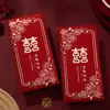 Sobres rojos de boda con diseños de peonías y rosas en relieve de alta calidad, con impresión en pan de oro del carácter chino para "alegría", adecuados para regalos de boda.