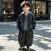 Conjunto Infantil Primavera e Outono 2026 Novo Roupas de Outono para Meninos Jaqueta de Couro Estilosa e Bonita Roupa de Três Peças Estilosa para Meninos