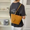 Cubeta de Agua Coreana Juvenil Estilo Nuevo 2026 Bolso Versátil de Moda Simple Portátil de un Solo Hombro Textura de Tejido Femenino Día