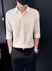 Camisa Casual de Manga Curta Transfronteiriça para Homens, Novo Estilo de Verão, Camisa de Manga Três Quartos com Sensação Fresca, Estilo Coreano Moderno, Camisa Bonita de Meia Manga