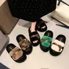 Chinelos de algodão com fivela, exterior de pelúcia, estilo 2026, chinelos peludos da moda outono e inverno para mulheres, com sola grossa, novo design de bico aberto