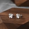 Pendientes de Plata S999, Pendientes de Plata con Cierre de Rosca de Trébol de Cuatro Hojas, Adecuados para Perforaciones de Oreja, No Necesitan Quitarse al Dormir, Tachuelas para Cartílago