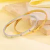 Pulsera de Diamantes de Trébol de Cuatro Hojas de 4 mm Estilo Pareja para Mujer, Lujo Accesible y Pulsera de Acero de Titanio de Alta Gama con Diez Diamantes Completamente Diamantada que No Se Desvanece