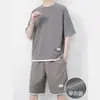 Traje deportivo casual para hombre para verano, con una camisa de punto gofrado de manga corta holgada, fresca y moderna, y shorts, un atuendo elegante