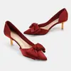 Zapatos rojos de tacón alto combinados con un vestido se pueden usar a diario, nuevo modelo 2025, zapatos de salón de punta con corte lateral para mujer, cómodos para los pies, zapatos de novia para boda